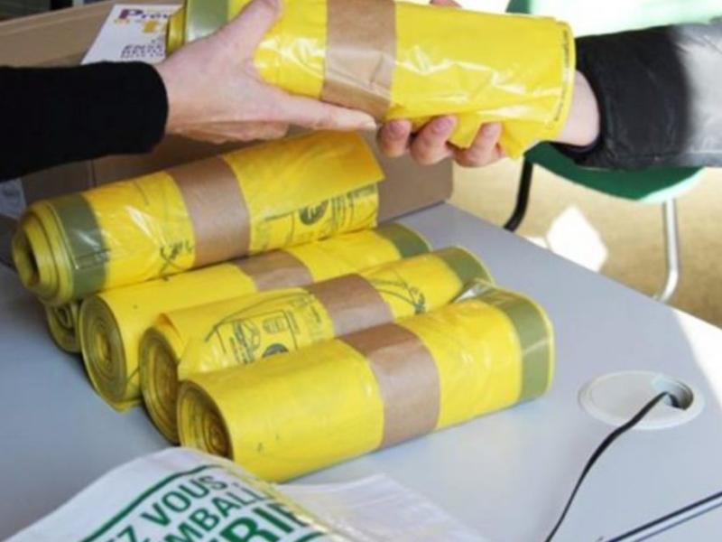 Distribution des sacs jaunes pour le tri des emballages
